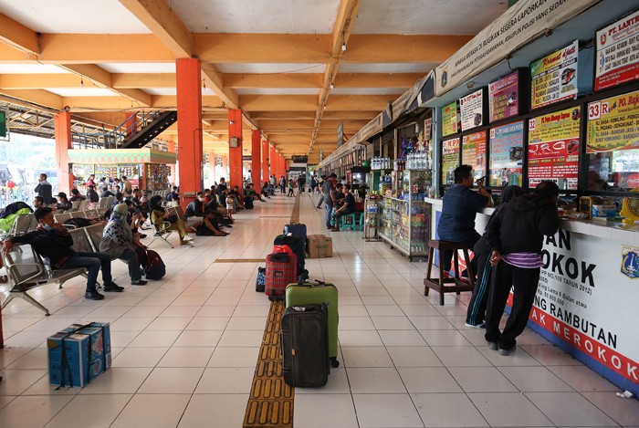 Calon penumpang menunggu kedatangan bus di Terminal Bus Antarkota Antarprovinsi (AKAP) Kampung Rambutan, Jakarta, Selasa (21/12/2021).