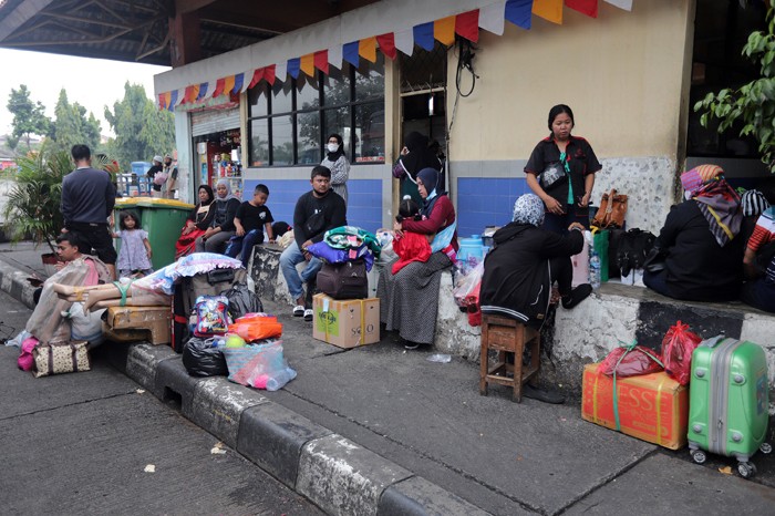 Calon penumpang menunggu kedatangan bus di Terminal Bus Antarkota Antarprovinsi (AKAP) Kampung Rambutan, Jakarta, Selasa (21/12/2021).