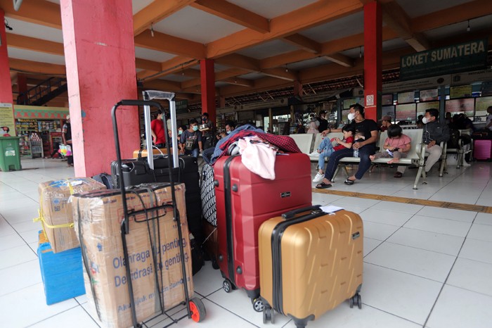 Calon penumpang menunggu kedatangan bus di Terminal Bus Antarkota Antarprovinsi (AKAP) Kampung Rambutan, Jakarta, Selasa (21/12/2021).