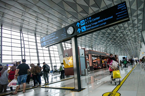 Suasana aktivitas di Terminal Bandara Soekarno Hatta, Tangerang, Banten, Senin (20/12/2021).