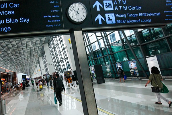 Suasana aktivitas di Terminal Bandara Soekarno Hatta, Tangerang, Banten, Senin (20/12/2021).