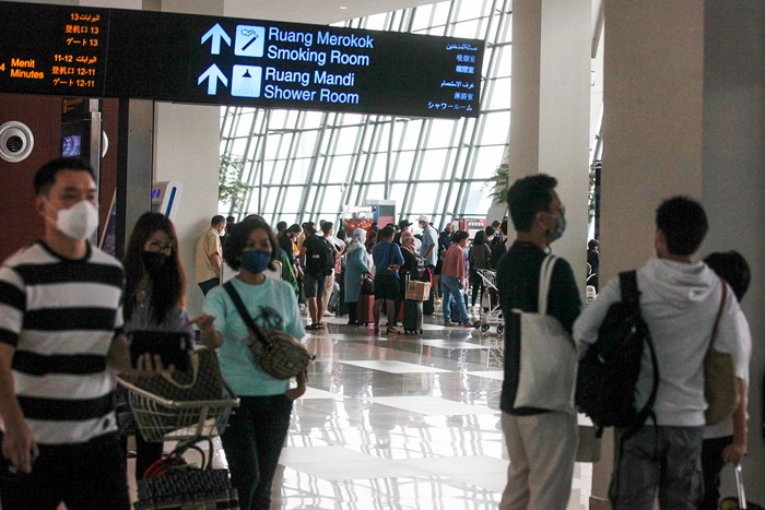 Suasana aktivitas di Terminal Bandara Soekarno Hatta, Tangerang, Banten, Senin (20/12/2021).