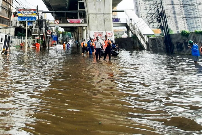 Pengendara tidak dapat melintas akibat genangan air yang cukup tinggi di Jakarta Selatan, Selasa (21/12/2021).