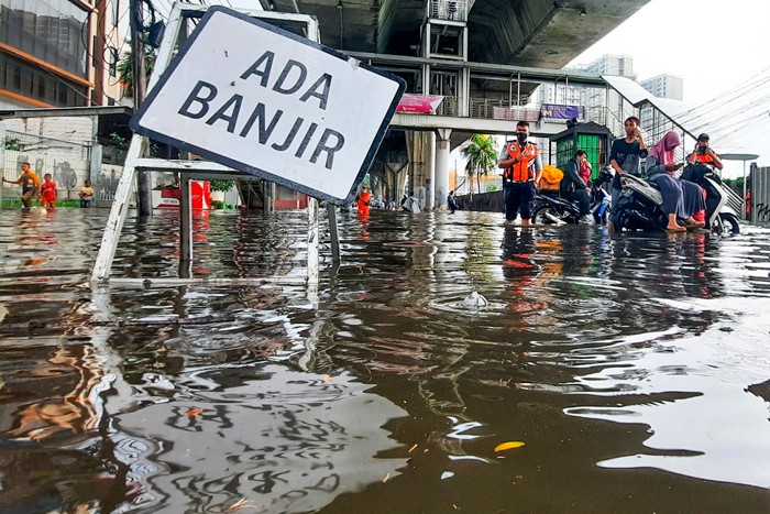 Pengendara tidak dapat melintas akibat genangan air yang cukup tinggi di Jakarta Selatan, Selasa (21/12/2021).