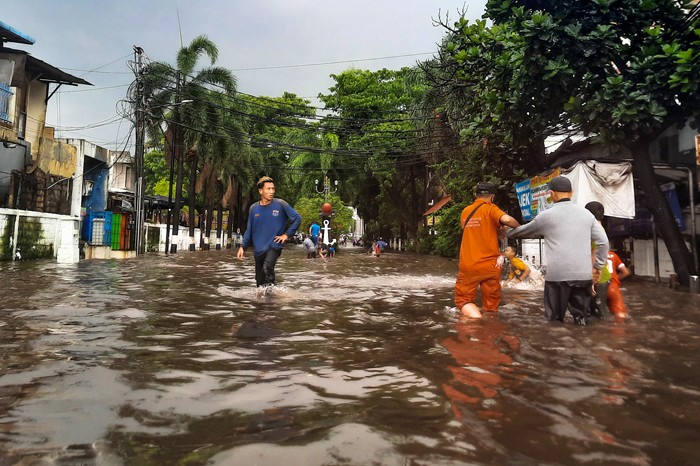Pengendara tidak dapat melintas akibat genangan air yang cukup tinggi di Jakarta Selatan, Selasa (21/12/2021).