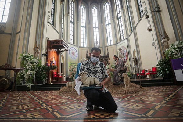 Pekerja melakukan persiapan jelang ibadah Natal di Gereja Katedral, Jakarta, Senin (20/12/2021).