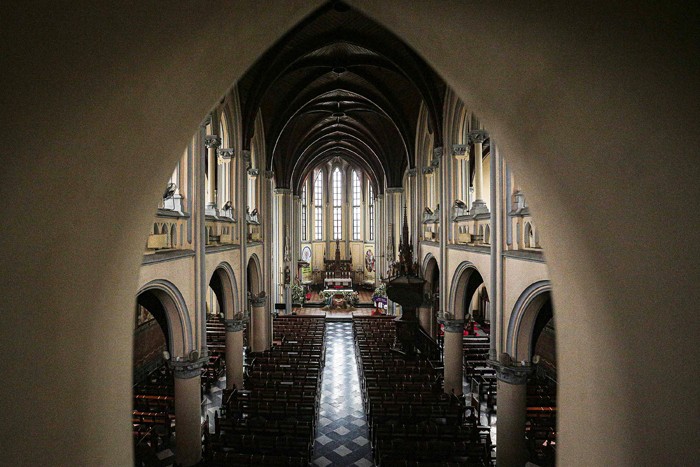 Pekerja melakukan persiapan jelang ibadah Natal di Gereja Katedral, Jakarta, Senin (20/12/2021).