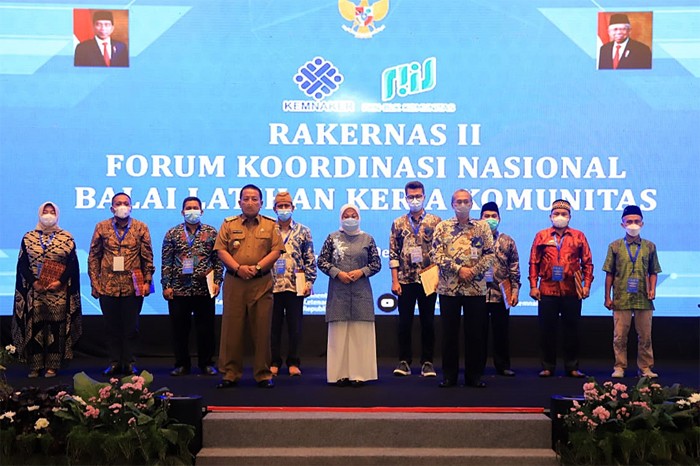 Menteri Ketenagakerjaan Ida Fauziyah secara resmi membuka Rapat Kerja Nasional (Rakernas) II Forum Koordinasi Nasional Balai Latihan Kerja Komunitas Tahun 2021.