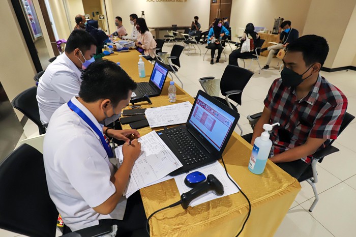 Karyawan MNC Group mengikuti kegiatan Donor Darah di iNews Tower, Kebon Sirih, Jakarta Pusat, Selasa (21/12/2021).