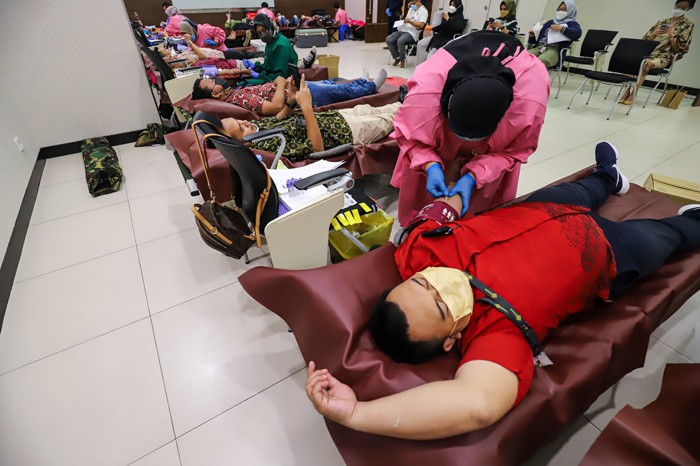 Karyawan MNC Group mengikuti kegiatan Donor Darah di iNews Tower, Kebon Sirih, Jakarta Pusat, Selasa (21/12/2021).