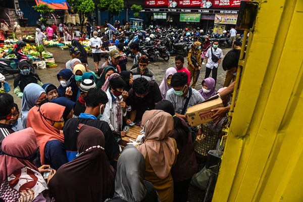 Dinas Perdagangan Provinsi Sumsel mengelar operasi pasar minyak goreng di Pasar KM 5 Palembang, Selasa (21/12/2021).