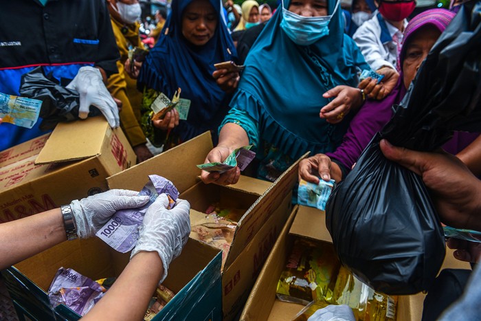 Dinas Perdagangan Provinsi Sumsel mengelar operasi pasar minyak goreng di Pasar KM 5 Palembang, Selasa (21/12/2021).