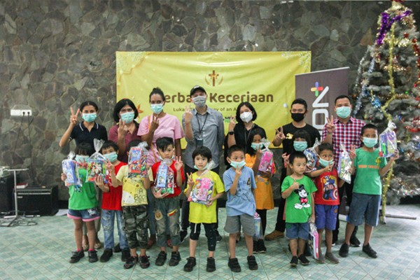 Head Of Marketing Vision+ Mushofi (kiri) berfoto bersama perwakilan anak Panti Asuhan Parapattan di Cipinang, Jakarta Timur, Selasa (21/12/2021).