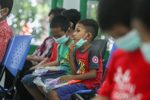 Head Of Marketing Vision+ Mushofi (kiri) berfoto bersama perwakilan anak Panti Asuhan Parapattan di Cipinang, Jakarta Timur, Selasa (21/12/2021).