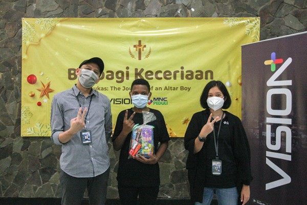 Head Of Marketing Vision+ Mushofi (kiri) berfoto bersama perwakilan anak Panti Asuhan Parapattan di Cipinang, Jakarta Timur, Selasa (21/12/2021).