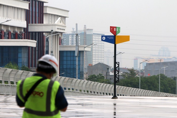 Aktivitas pengerjaan pembangunan Jakarta International Stadium (JIS), Tanjung Priok, Jakarta Utara, Selasa (21/12/2021).