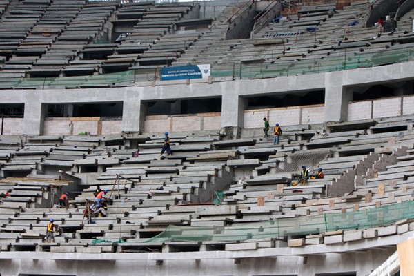 Aktivitas pengerjaan pembangunan Jakarta International Stadium (JIS), Tanjung Priok, Jakarta Utara, Selasa (21/12/2021).