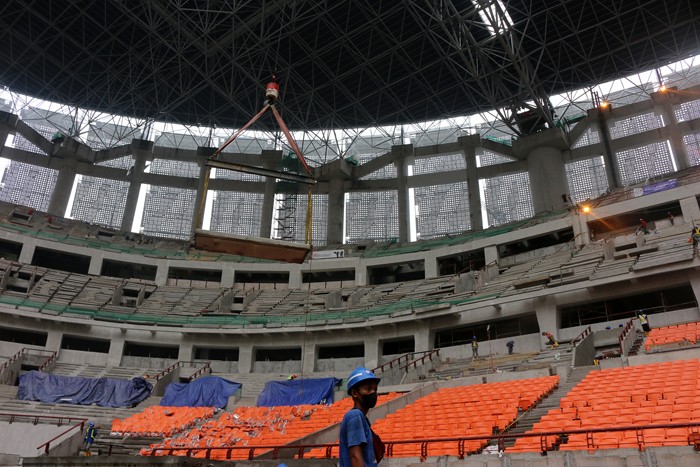 Aktivitas pengerjaan pembangunan Jakarta International Stadium (JIS), Tanjung Priok, Jakarta Utara, Selasa (21/12/2021).