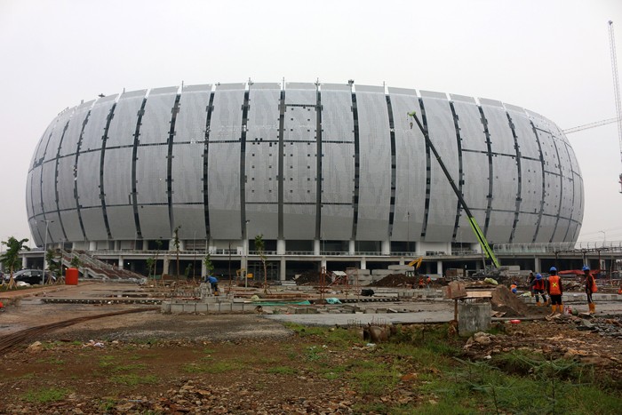 Aktivitas pengerjaan pembangunan Jakarta International Stadium (JIS), Tanjung Priok, Jakarta Utara, Selasa (21/12/2021).
