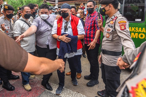 Mantan Gubernur Sumsel Alex Noerdin bersama tiga tersangka dipindahkan dari Jakarta ke Palembang dan ditahan di Rumah Tahanan Klas 1 Pakjo Palembang.