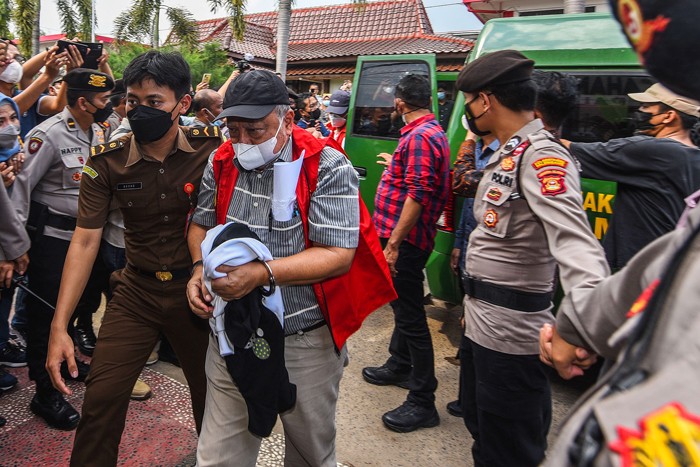 Mantan Gubernur Sumsel Alex Noerdin bersama tiga tersangka dipindahkan dari Jakarta ke Palembang dan ditahan di Rumah Tahanan Klas 1 Pakjo Palembang.