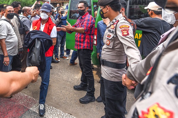 Mantan Gubernur Sumsel Alex Noerdin bersama tiga tersangka dipindahkan dari Jakarta ke Palembang dan ditahan di Rumah Tahanan Klas 1 Pakjo Palembang.