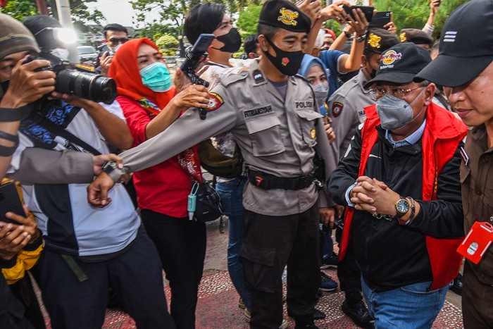 Mantan Gubernur Sumsel Alex Noerdin bersama tiga tersangka dipindahkan dari Jakarta ke Palembang dan ditahan di Rumah Tahanan Klas 1 Pakjo Palembang.
