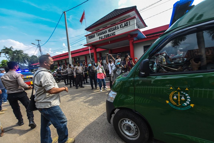 Mantan Gubernur Sumsel Alex Noerdin bersama tiga tersangka dipindahkan dari Jakarta ke Palembang dan ditahan di Rumah Tahanan Klas 1 Pakjo Palembang.