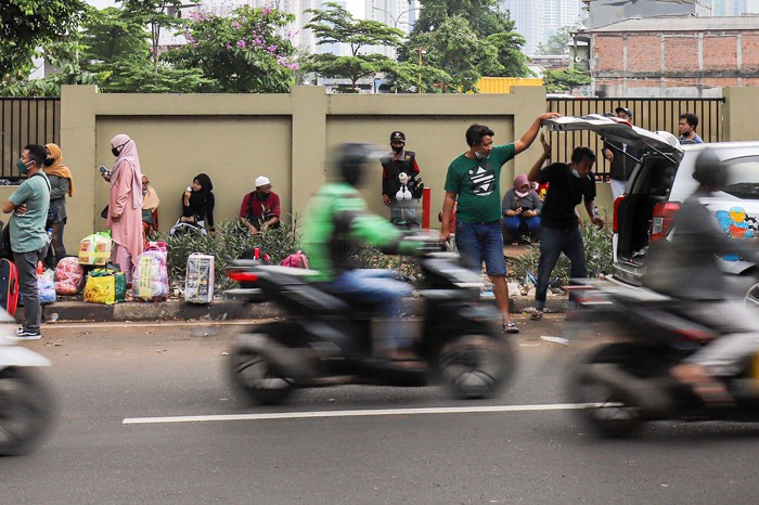 Warga Negara Indonesia (WNI) yang telah melakukan perjalanan internasional menunggu jemputan usai menjalani karantina di Rumah Susun Pasar Rumput.