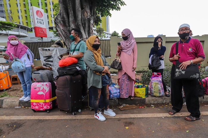 Warga Negara Indonesia (WNI) yang telah melakukan perjalanan internasional menunggu jemputan usai menjalani karantina di Rumah Susun Pasar Rumput.
