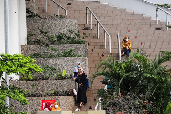 Warga Negara Indonesia (WNI) yang telah melakukan perjalanan internasional menunggu jemputan usai menjalani karantina di Rumah Susun Pasar Rumput.