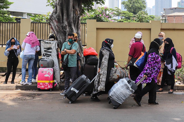 Warga Negara Indonesia (WNI) yang telah melakukan perjalanan internasional menunggu jemputan usai menjalani karantina di Rumah Susun Pasar Rumput.