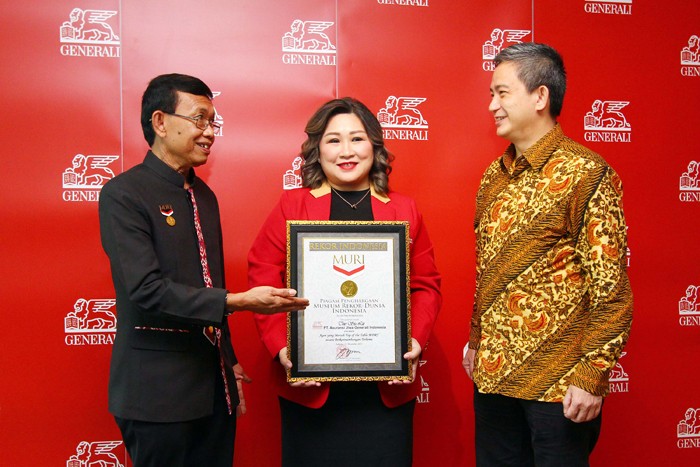 Agen Generali Indonesia Thio Siu Lie menerima penghargaan dari Senior Manager Museum Rekor Dunia Indonesia (MURI) Jusuf Ngadri di Jakarta, Rabu (22/12/2021).