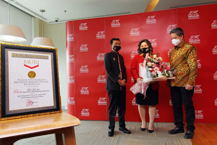Agen Generali Indonesia Thio Siu Lie menerima penghargaan dari Senior Manager Museum Rekor Dunia Indonesia (MURI) Jusuf Ngadri di Jakarta, Rabu (22/12/2021).