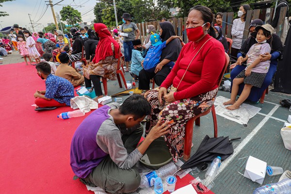 Seorang anak mencuci kaki ibu dalam kegiatan bertajuk 
