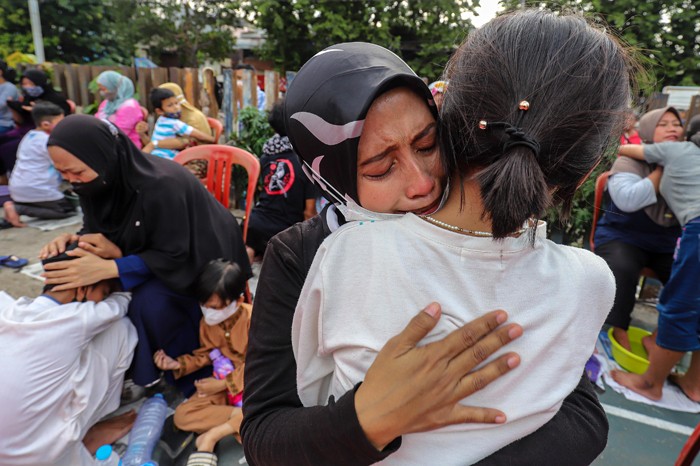 Seorang anak mencuci kaki ibu dalam kegiatan bertajuk 
