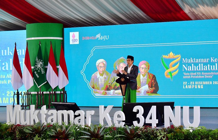 Presiden Joko Widodo menyampaikan amanat saat pembukaan Muktamar Nahdlatul Ulama ke-34 di Pondok Pesantren Darus Sa'adah, Lampung, Rabu (22/12/2021).