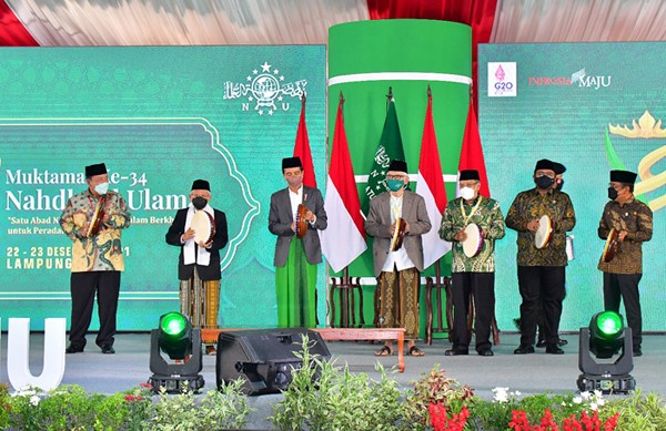 Presiden Joko Widodo menyampaikan amanat saat pembukaan Muktamar Nahdlatul Ulama ke-34 di Pondok Pesantren Darus Sa'adah, Lampung, Rabu (22/12/2021).