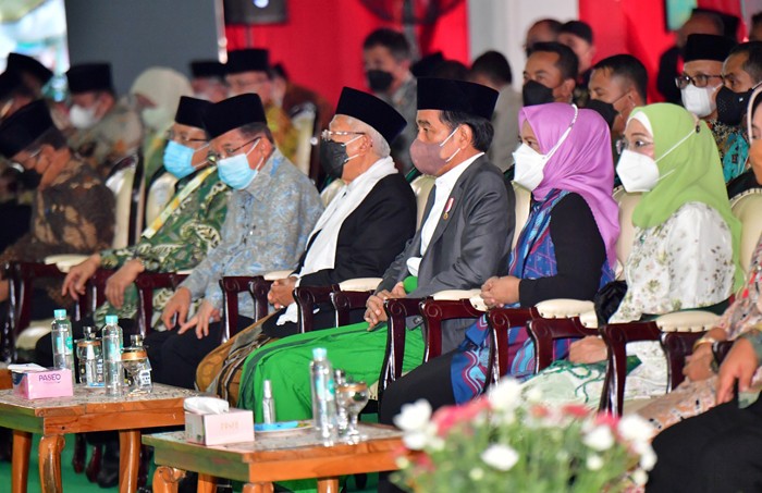 Presiden Joko Widodo menyampaikan amanat saat pembukaan Muktamar Nahdlatul Ulama ke-34 di Pondok Pesantren Darus Sa'adah, Lampung, Rabu (22/12/2021).