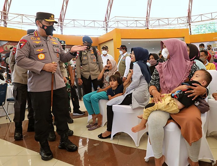 Kegiatan akselerasi vaksinasi massal di Gedung Aspirasi KP3B, Banten, Rabu (22/12/2021).