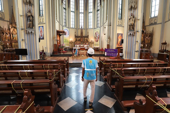 Petugas PLN mendeteksi jaringan listrik untuk memastikan keandalan saluran kabel jelang Natal dan Tahun Baru 2022 di Gereja Katedral, Jakarta.