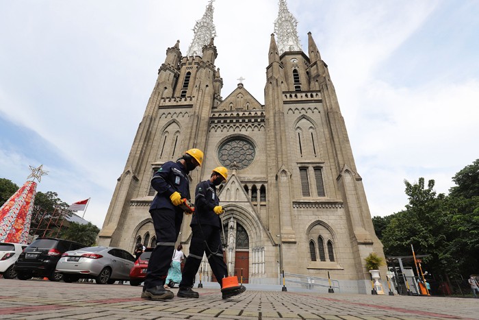 Petugas PLN mendeteksi jaringan listrik untuk memastikan keandalan saluran kabel jelang Natal dan Tahun Baru 2022 di Gereja Katedral, Jakarta.