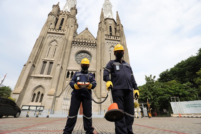 Petugas PLN mendeteksi jaringan listrik untuk memastikan keandalan saluran kabel jelang Natal dan Tahun Baru 2022 di Gereja Katedral, Jakarta.