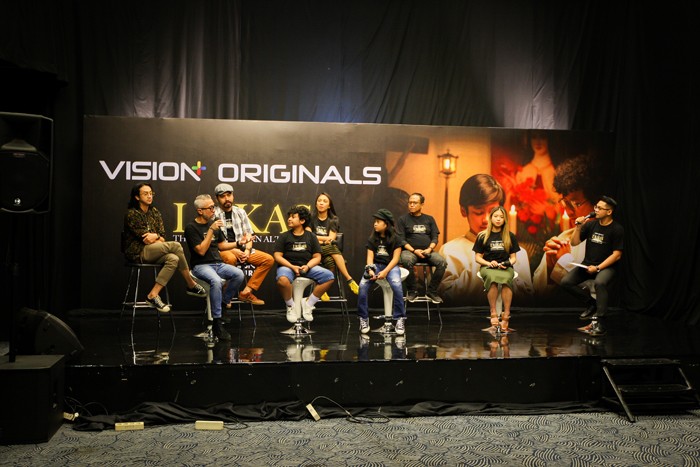 Managing Director Vision+ Clarissa Tanoesoedibjo (kedua kanan) berfoto bersama para pemain series terbaru Vision+ berjudul Lukas: The Journey of an Altar Boy.