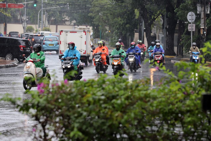 Pengendara melintas di jalan saat hujan di kawasan Imam Bonjol, Jakarta, Kamis (23/12/2021).