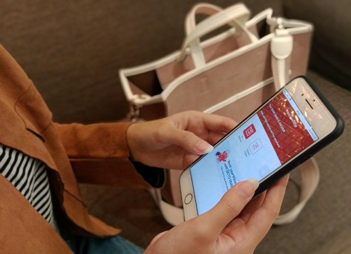 Nasabah melakukan transaksi pembelian tiket pesawat melalui fitur Travel Concierge di Super App OCTO Mobile CIMB Niaga di Jakarta, Kamis (23/12/2021).