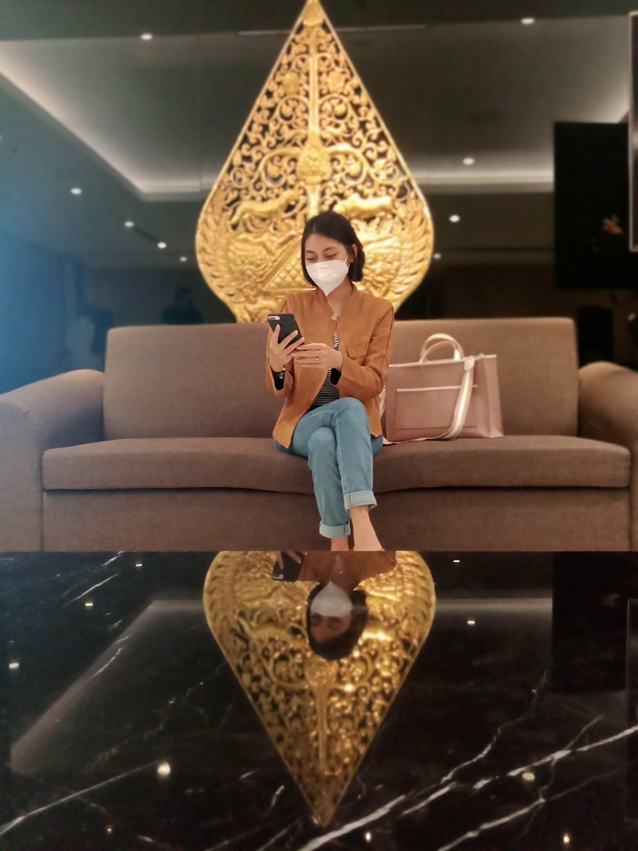 Nasabah melakukan transaksi pembelian tiket pesawat melalui fitur Travel Concierge di Super App OCTO Mobile CIMB Niaga di Jakarta, Kamis (23/12/2021).