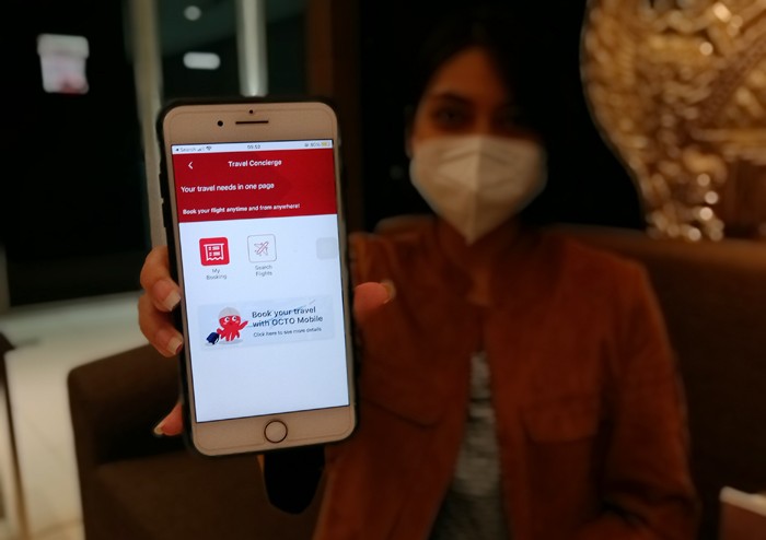 Nasabah melakukan transaksi pembelian tiket pesawat melalui fitur Travel Concierge di Super App OCTO Mobile CIMB Niaga di Jakarta, Kamis (23/12/2021).