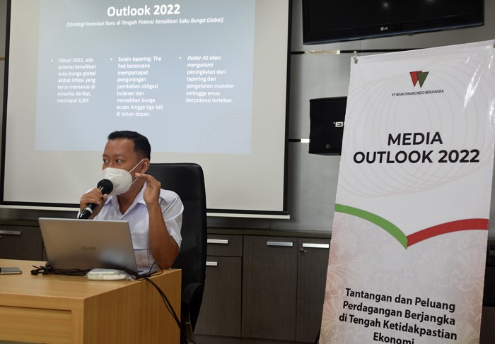 Media Outlook 2022 bertemakan Tantangan Ekonomi Global di Tengah Gelombang Ketidakpastian dan Peluang Kemilau Harga Emas di Tahun Depan di Semarang.