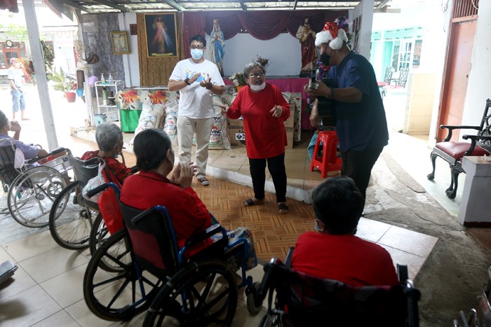 Menjelang natal 2021, MNC Peduli berbagi kasih kepada para penghuni Rumah Jompo Kasih Sayang yang berada di Duren Jaya, Bekasi Timur, Kota Bekasi.
